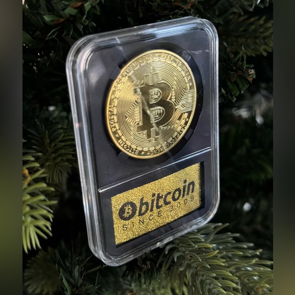 Bitcoin Commemorative Coin In Plastic Protective Case - Picture 3 of 10